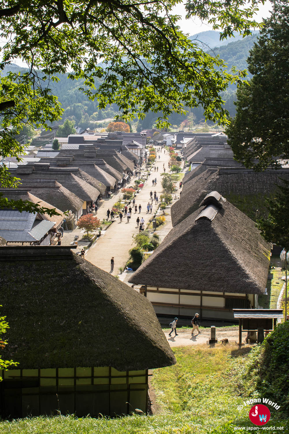 Rue principale et toits de chaume d’Ōuchi-juku vus depuis le belvédère