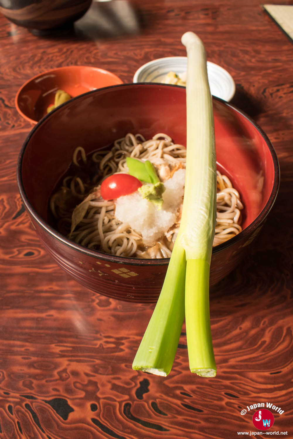 Poireau entier utilisé comme couvert pour manger les soba à Ōuchi-juku