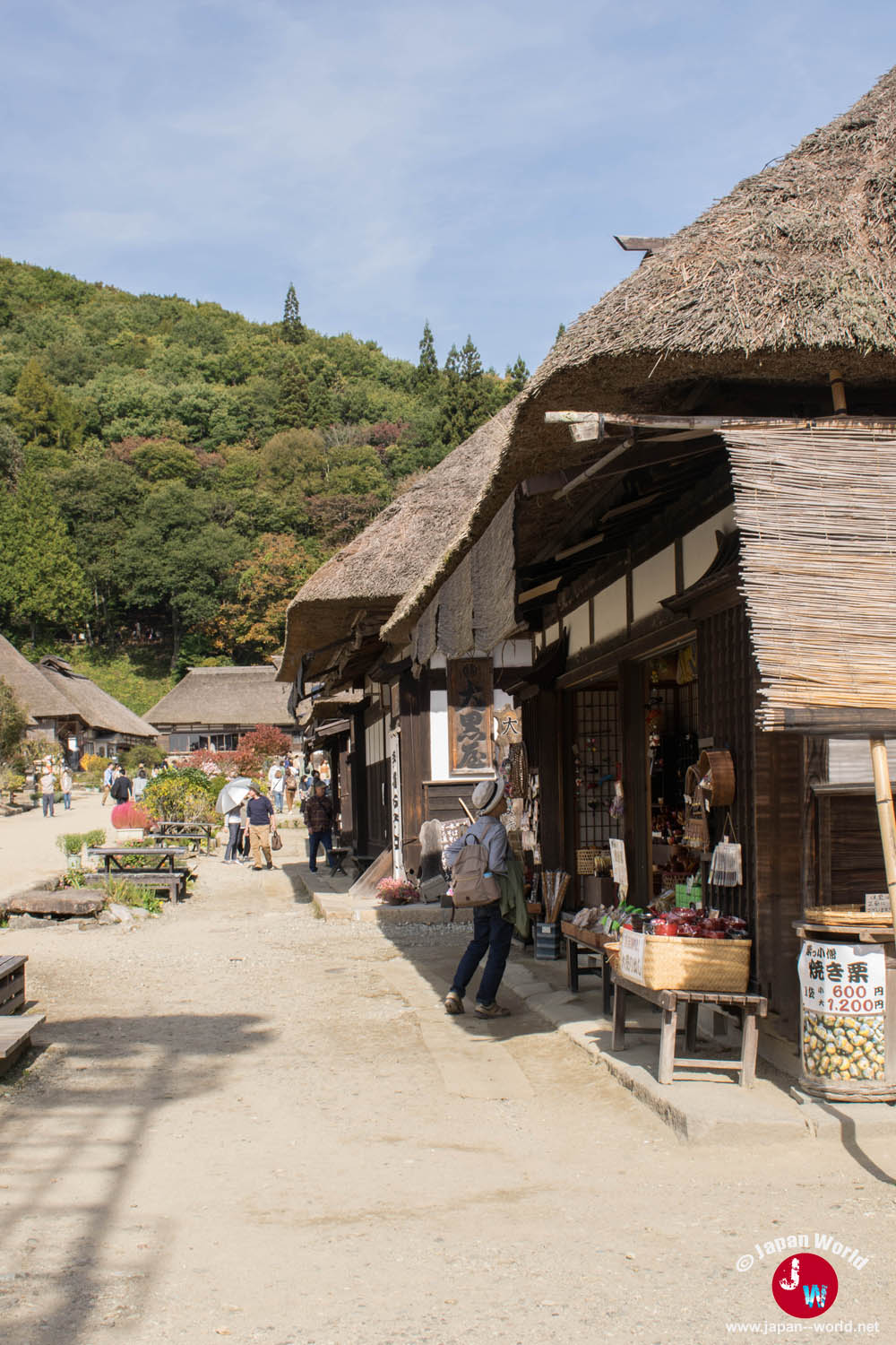 Boutiques traditionnelles alignées le long de la rue principale d’Ōuchi-juku
