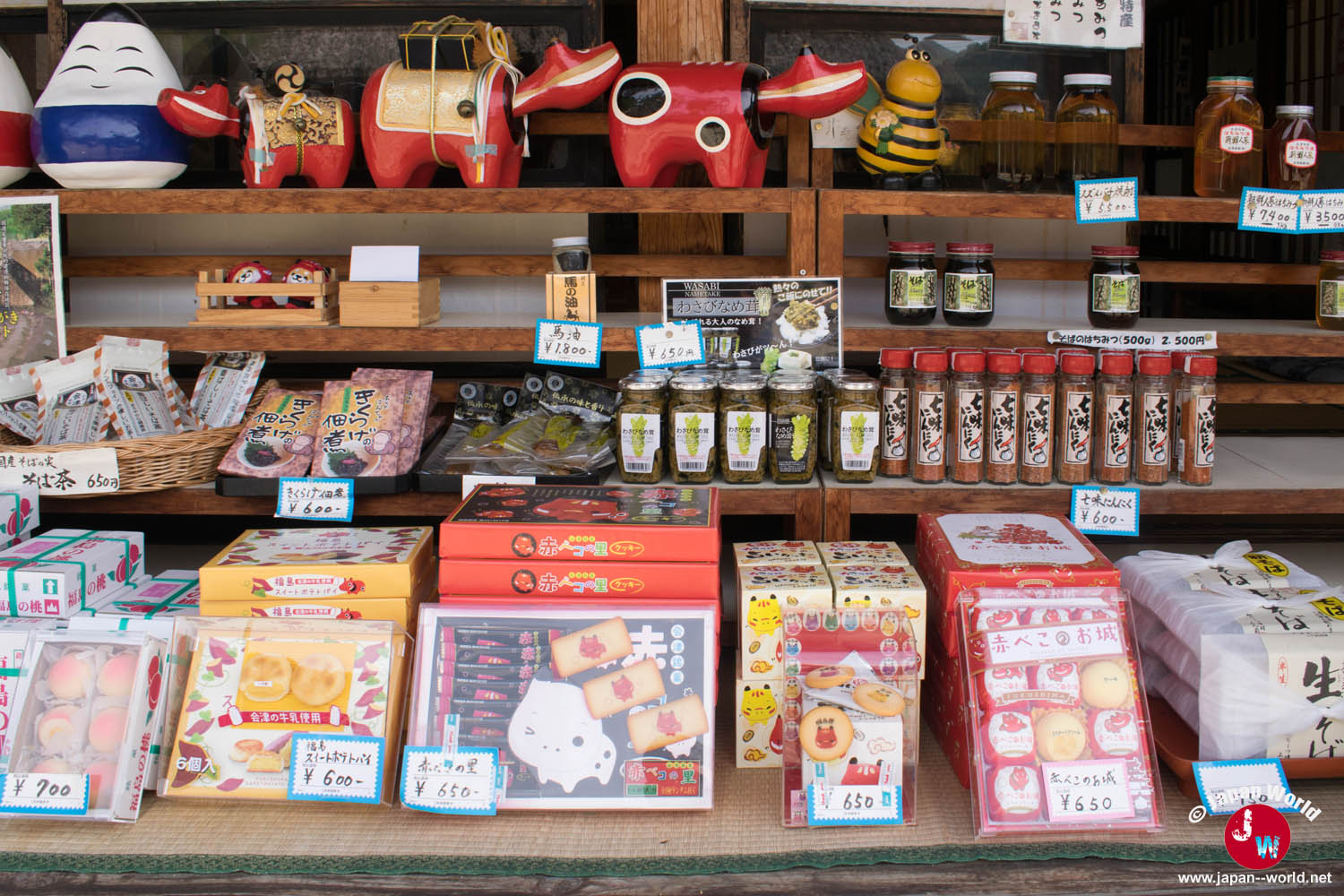 Produits locaux et souvenirs d’Aizu présentés sur un étal à Ōuchi-juku