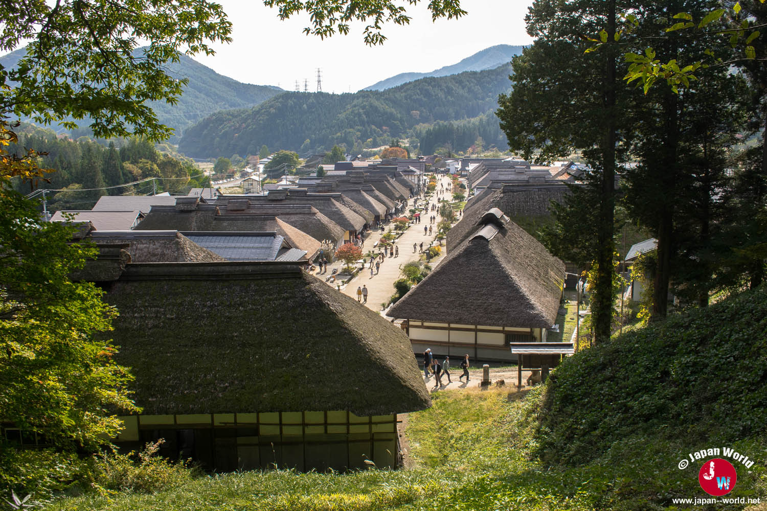 Panorama sur les maisons traditionnelles d’Ōuchi-juku au cœur des montagnes