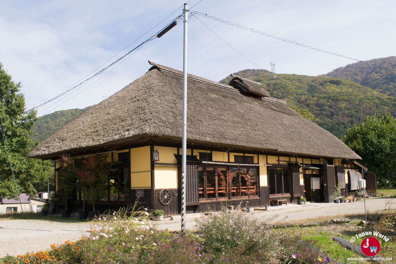 Grande maison traditionnelle au toit de chaume dans le village d’Ōuchi-juku