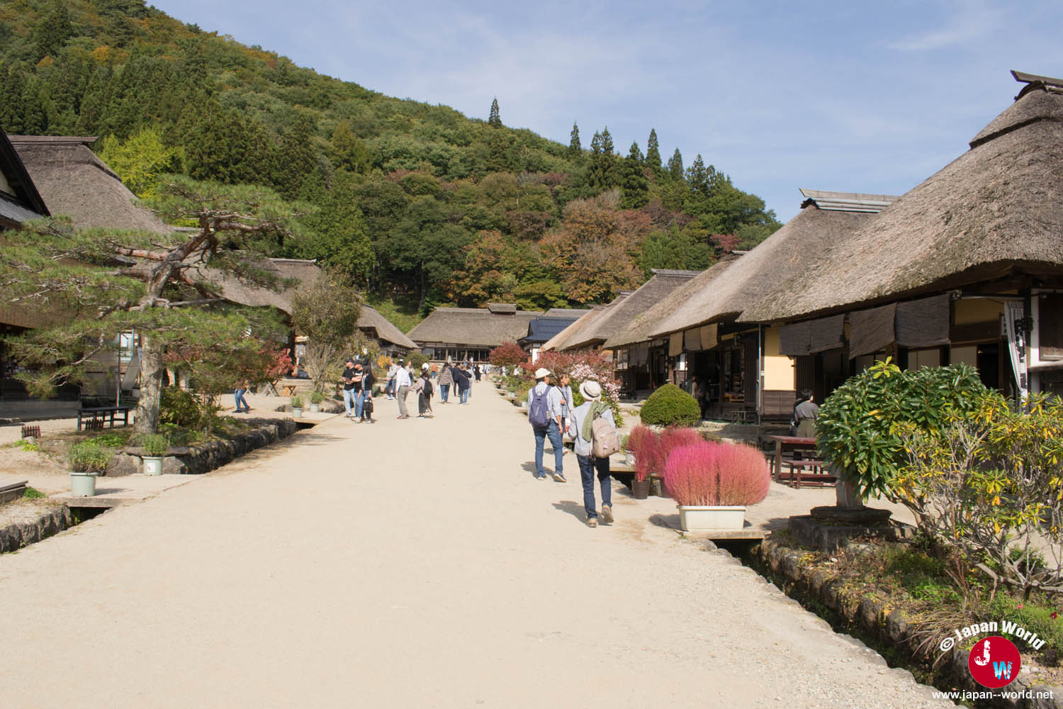 Allée centrale d’Ōuchi-juku bordée de maisons traditionnelles et de jardins