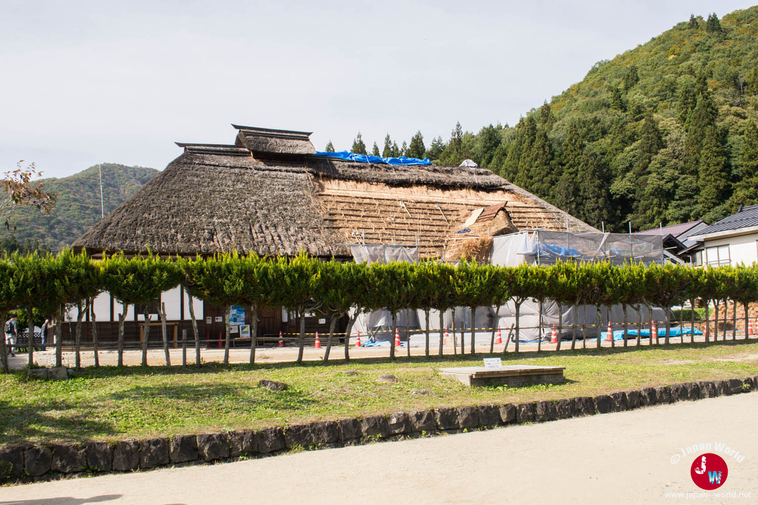 Halle d’exposition d’Ōuchi-juku en cours de restauration derrière une clôture