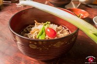 La spécialité du village Ouchi-juku : manger les soba avec un poireau La spécialité du village Ouchi-juku : manger les soba avec un poireau