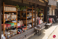 Les boutiques de souvenirs à Ouchi-juku